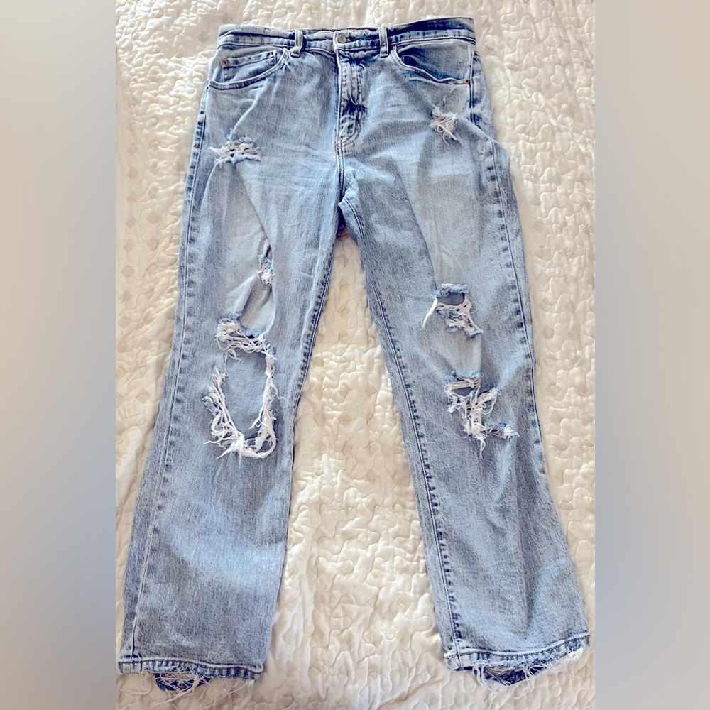 DAZE light washed ripped jeans. Ankle cropped/straight leg jeans.